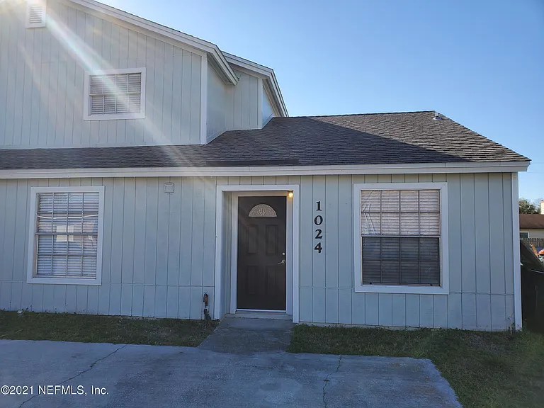 1024 Snug Harbour Ct — Photo 2