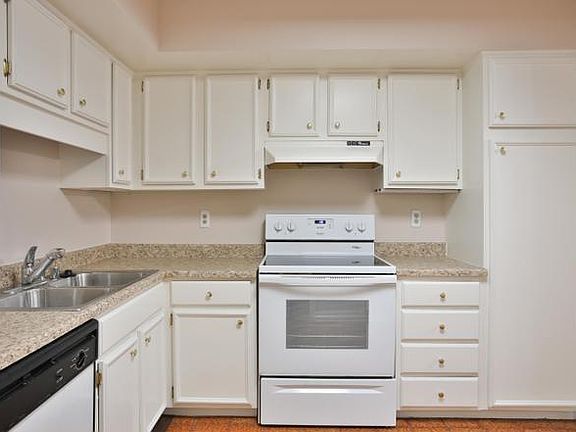 4th image of 707 Highwood Dr