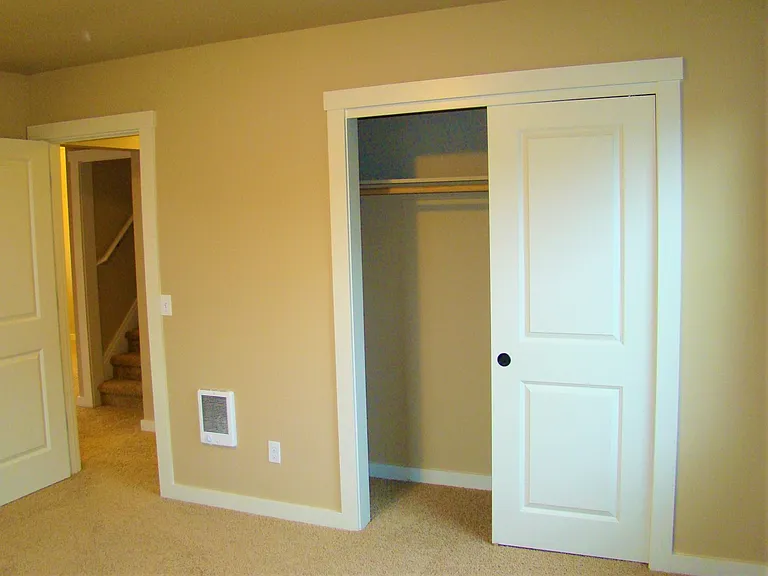 813 Niagara Ave — Photo 13