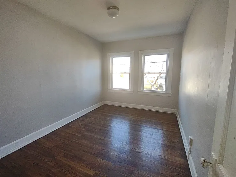 9705 Loretta Ave — Photo 5