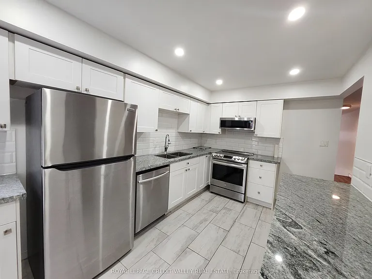 800 Dundas St W #39 — Photo 6