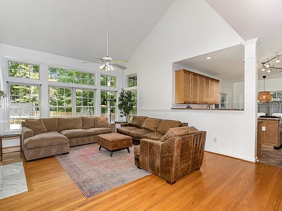 5th image of 1812 Patrick Henry Ln