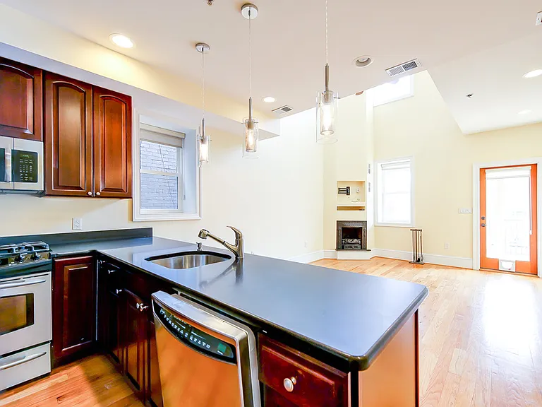 629 4th St NE #3 — Photo 6