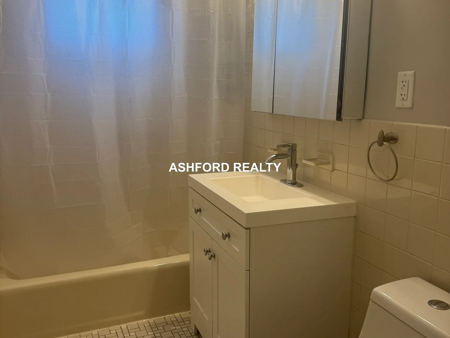 3 bed, 1.0 bath, $3,300 — Photo 4