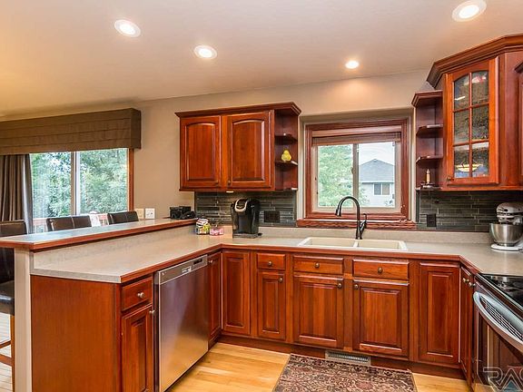 5th image of 713 W Victory Ln