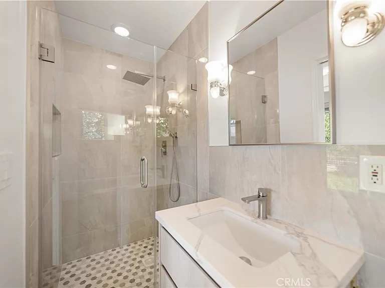 1033 S Isabella Ave — Photo 37