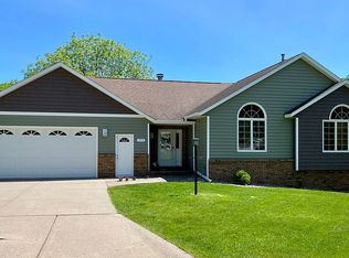 274 Oak Leaf Dr, Winona, MN 55987
