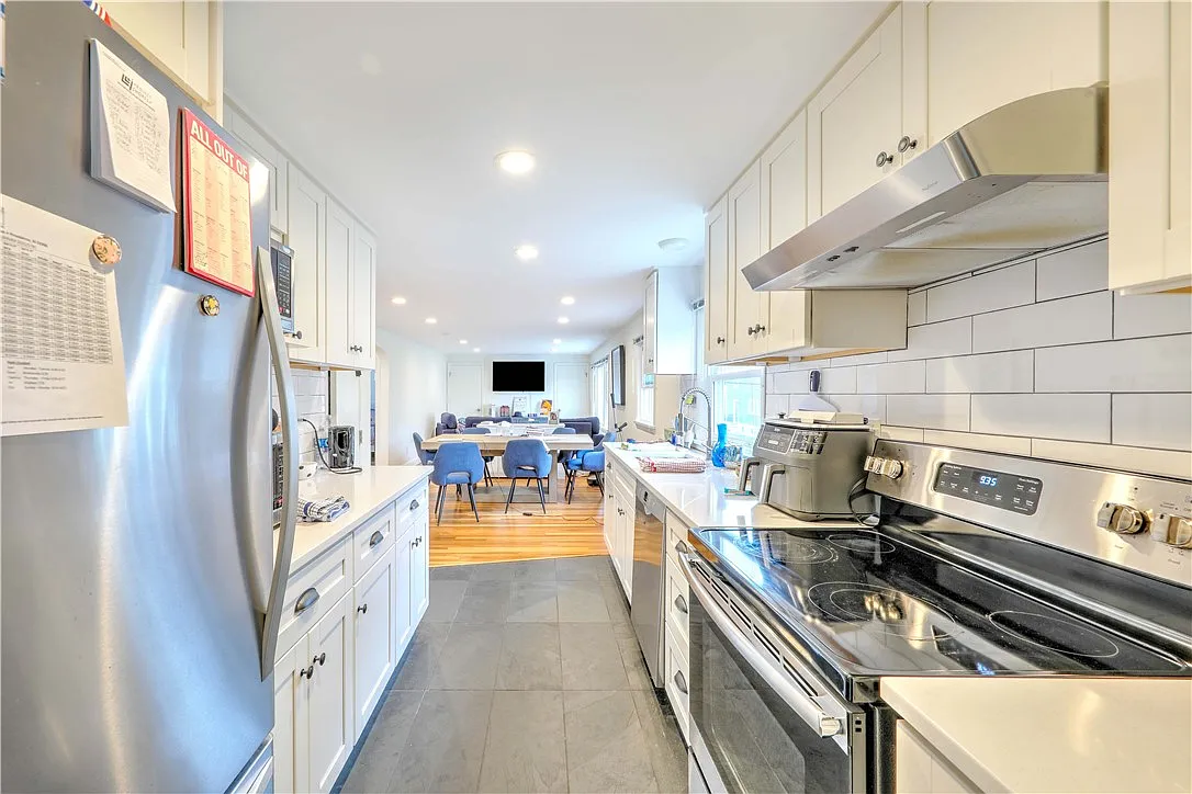 3 bed, 1100 sqft, $2,900 — Photo 3