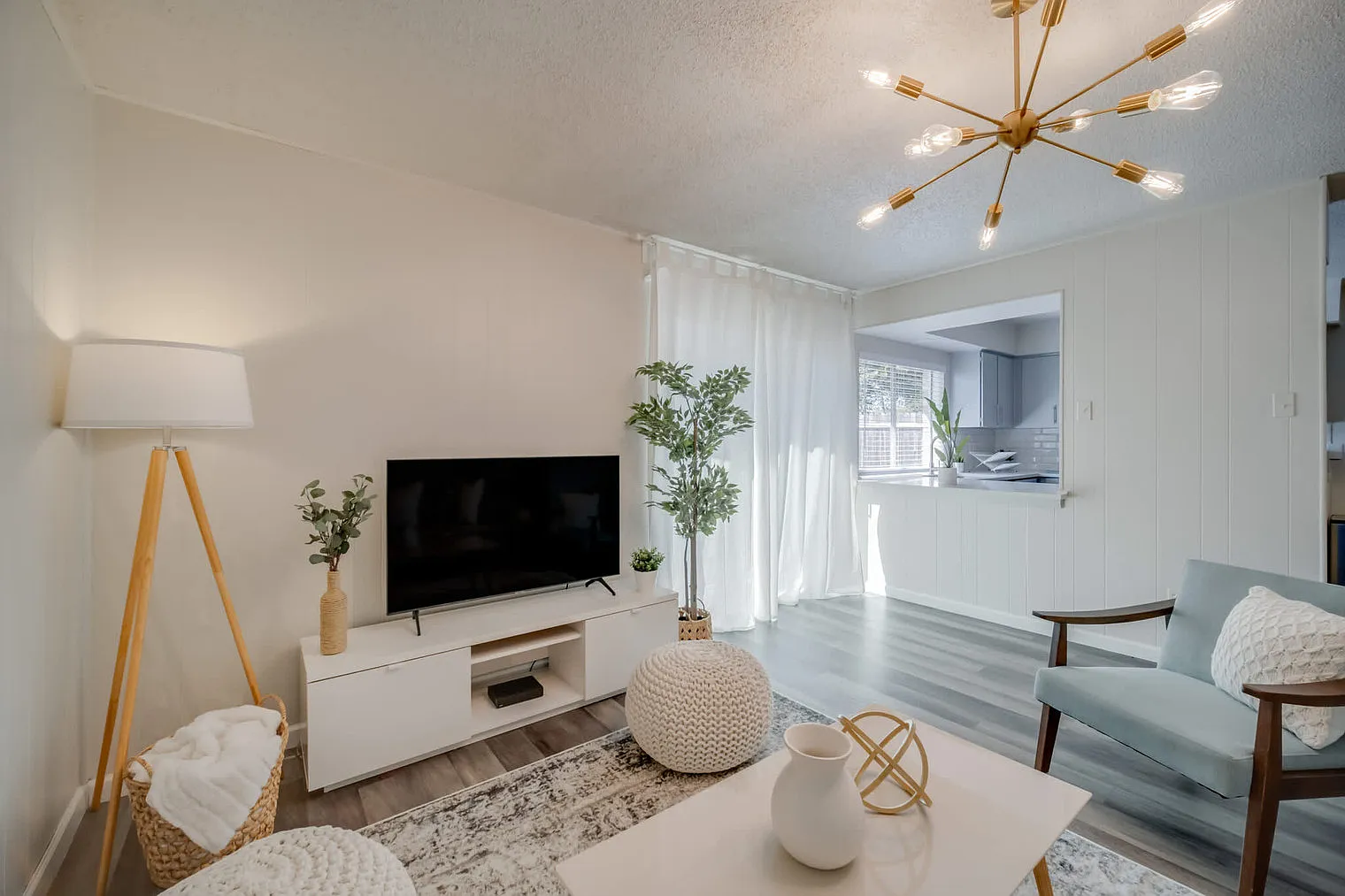 4 bed, 2.0 bath, 1323 sqft, $5,911 — Photo 2