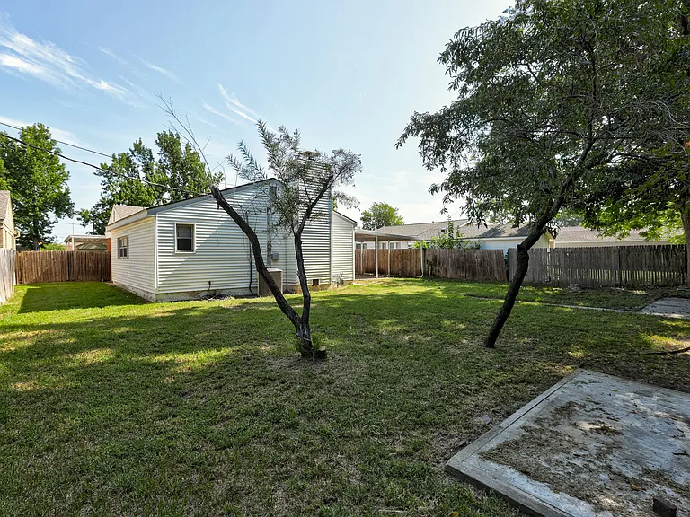 910 Garver St — Photo 46