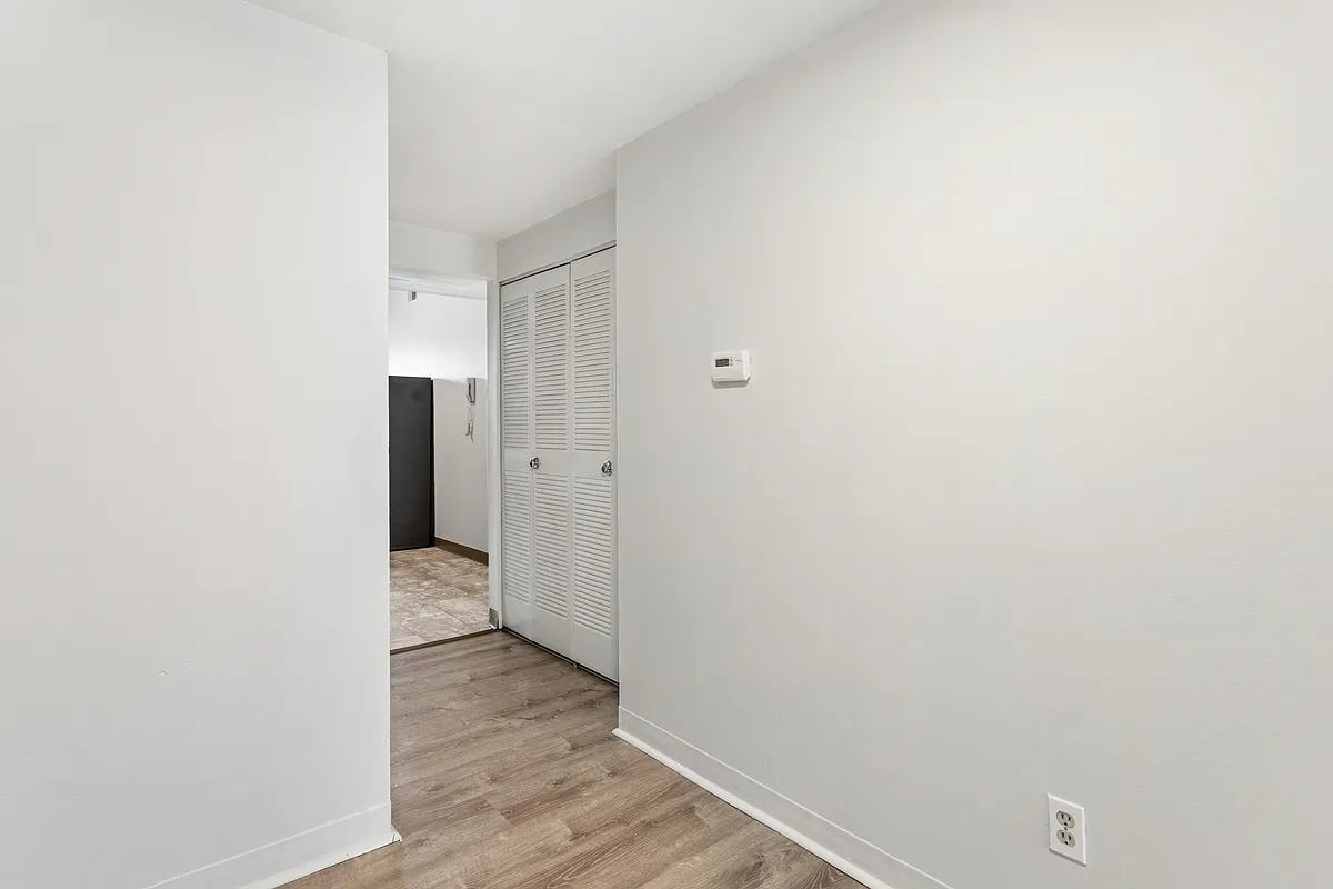 Building Photo - 5523 Pershing Ave #31