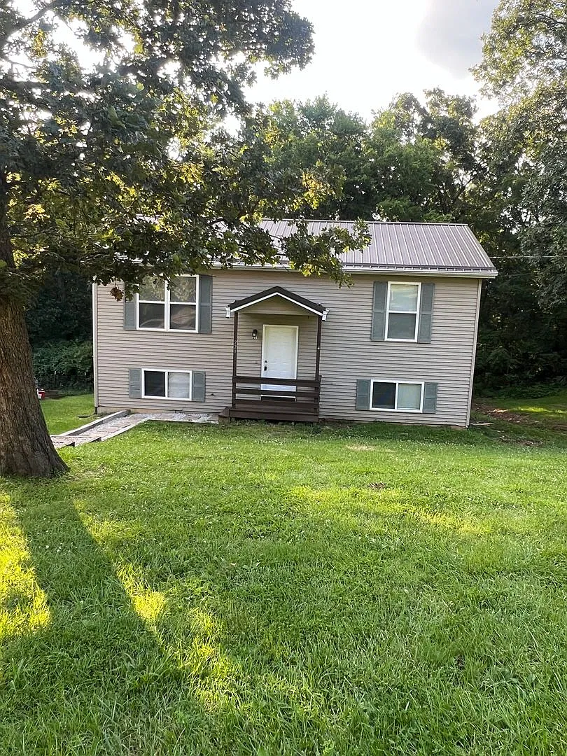 Spacious 4 Bedroom 1.5 bath Home For Lease Just Off I-44 — Photo 1
