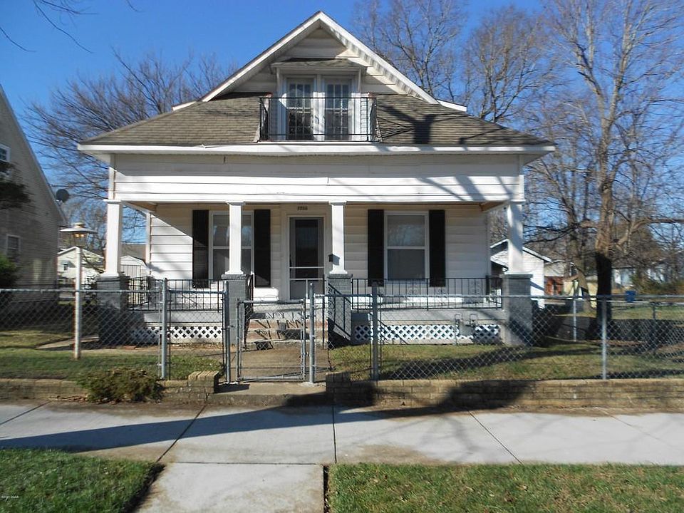 Front of the house. The entire yard is fenced! Great for kids to play!