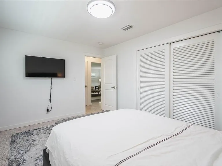 240 NE 25th Ave — Photo 16