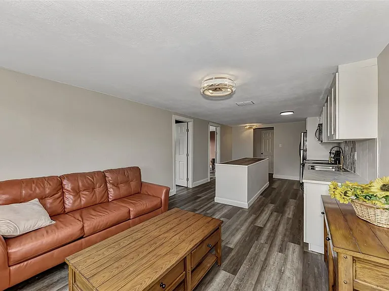304 San Carlos Ave — Photo 4
