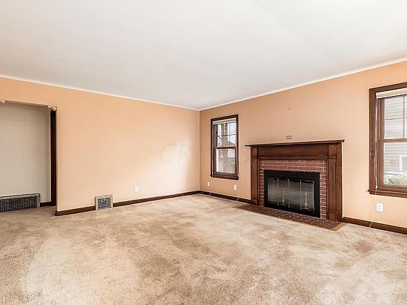 2nd image of 135 E Schreyer Pl