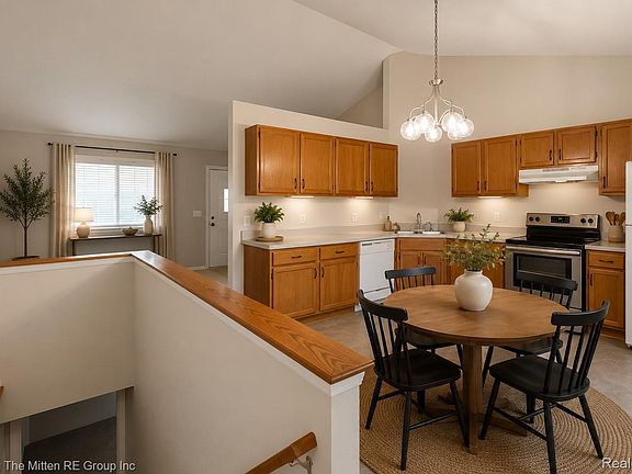 5th image of 16222 Hillsbriar Dr