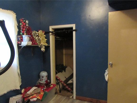 5th image of 327 Moore St