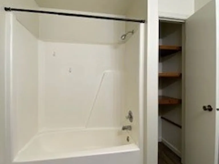 124 S Silverwood Ln — Photo 16
