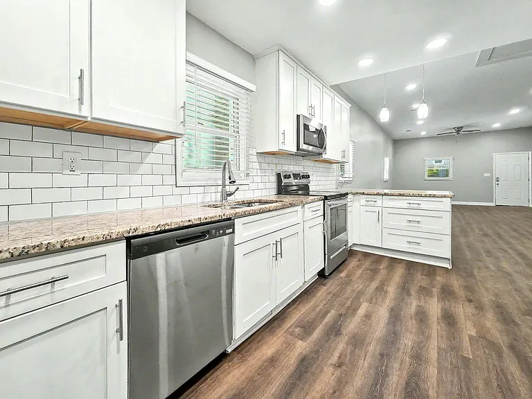 960 Sims St SW — Photo 7