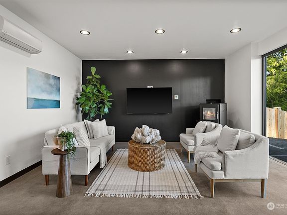 5th image of 2111 E Timberlake Drive W