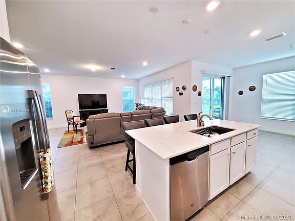 5th image of 4011 Pelicano Way