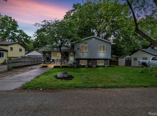 7250 Sandy Beach Dr, Waterford, MI 48329
