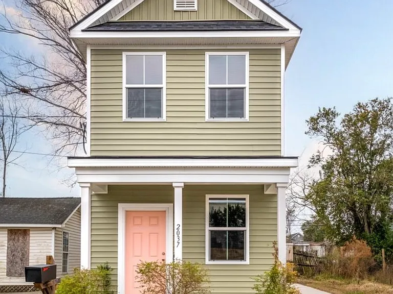 2037 Arbutus Ave — Photo 1