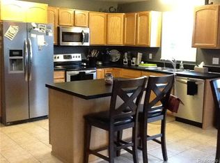 7199 Hickory Valley Dr, Fenton, MI