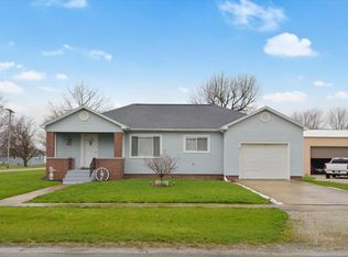 24 West St, Hume, IL 61932