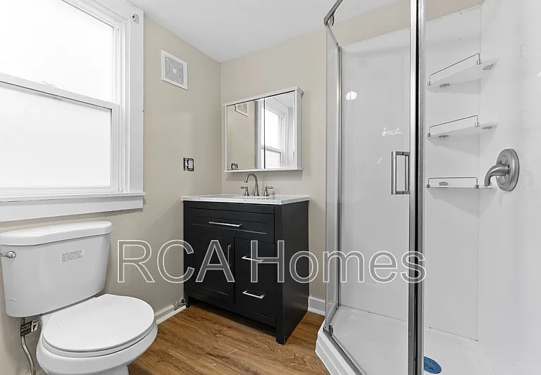 1441 E 11th St — Photo 9