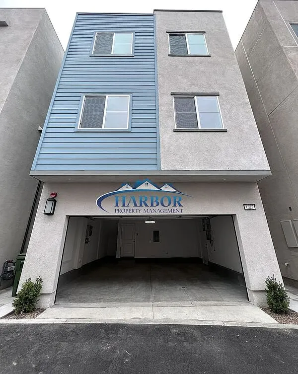 3 bed, 2.5 bath, $4,300 — Photo 1