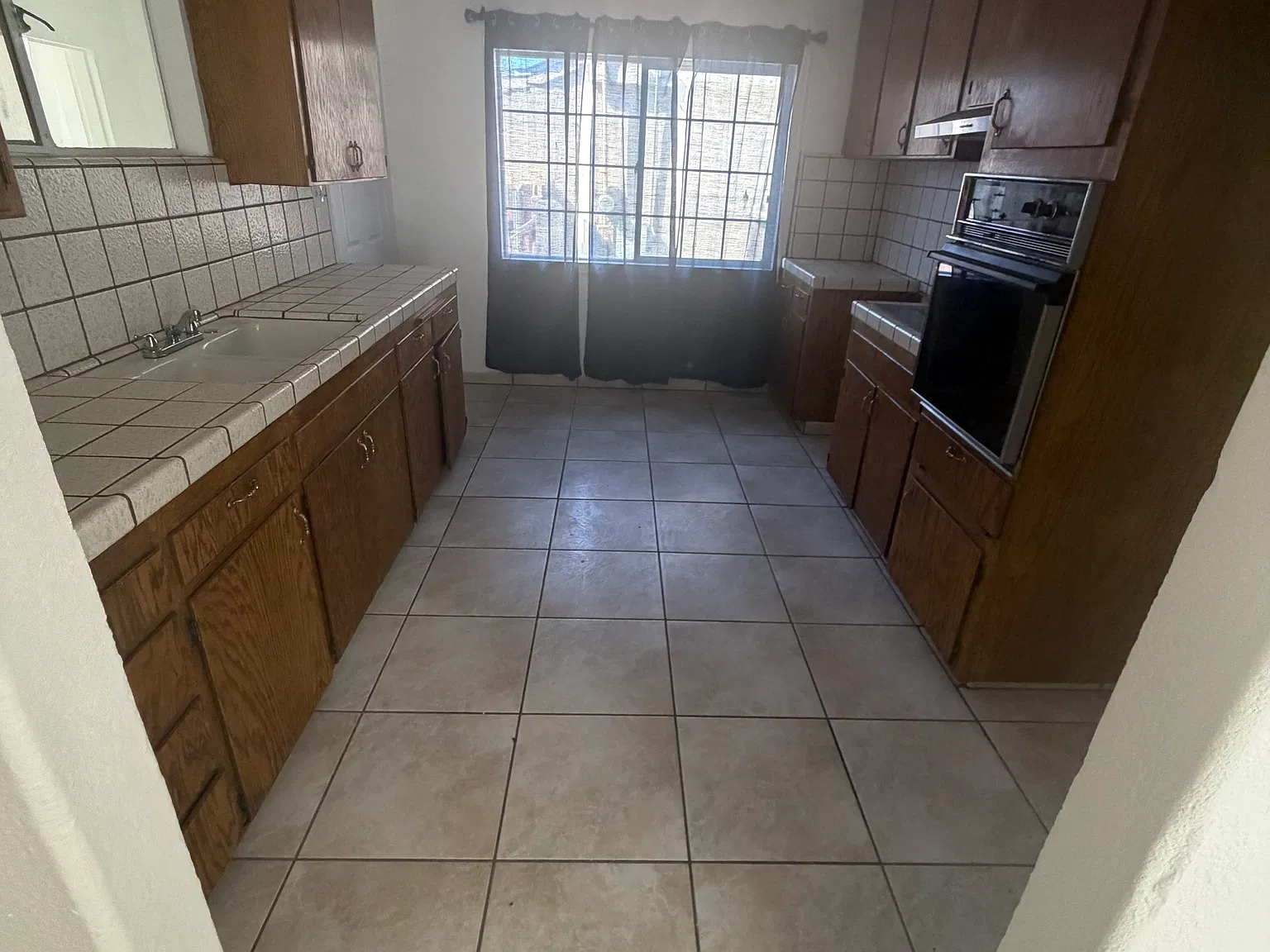 3 bed, 1370 sqft, $2,100 — Photo 4