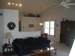 Open and Spacious Family Room and Kitchen