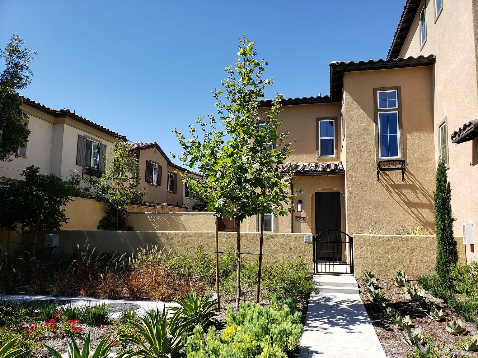 3 bed, 3.5 bath, 2188 sqft, $5,200 — Photo 3