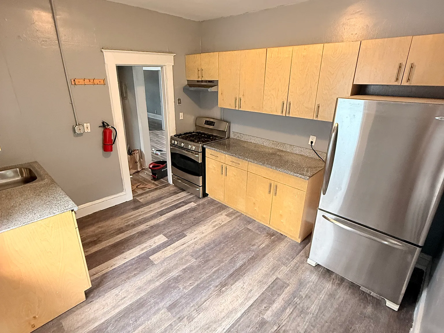 3 bed, 1100 sqft, $2,400 — Photo 2