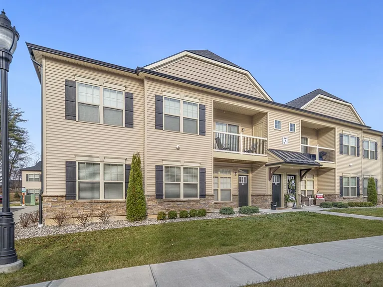 708 Creek Ln — Photo 15