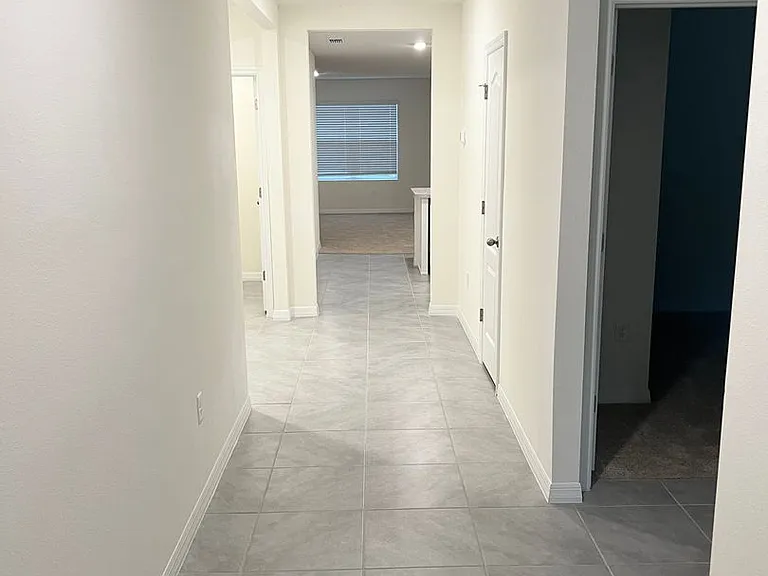 709 Versailles Ln — Photo 6