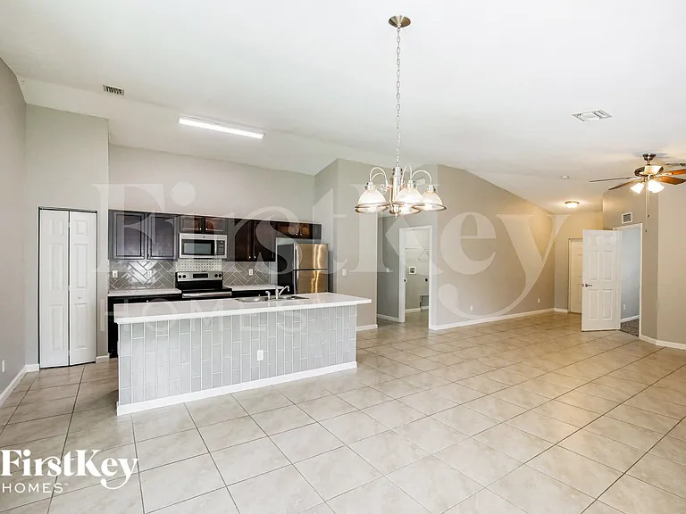 1351 SW Amboy Ave — Photo 4