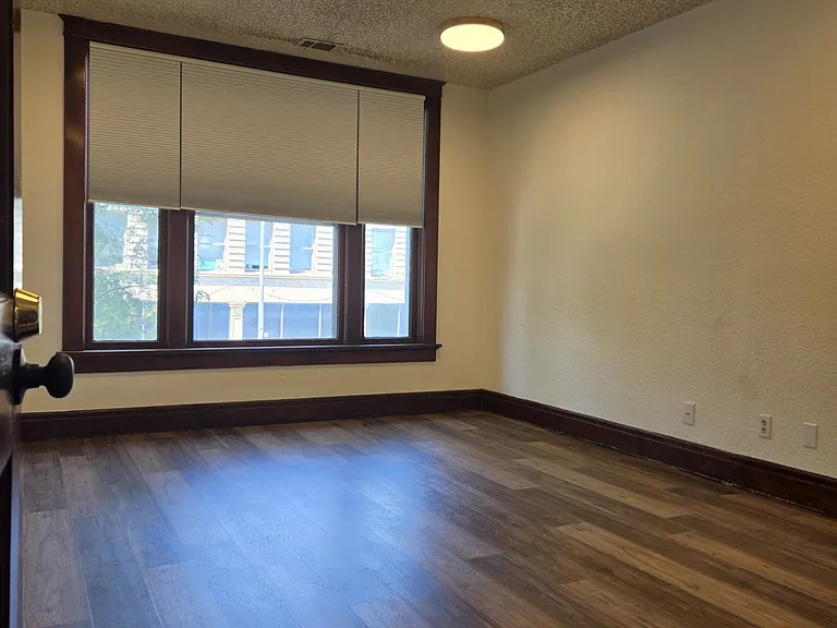 119 1/2 N Broadway #2 — Photo 7