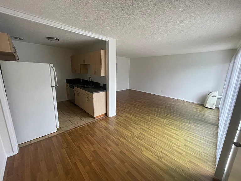 1560 N Laurel Ave — Photo 18