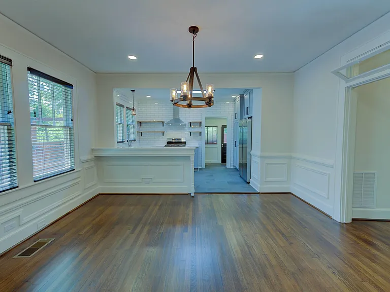 2405 Sumter St — Photo 7