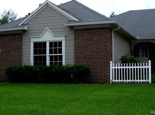 613 Shoreline Dr, Fenton, MI 48430
