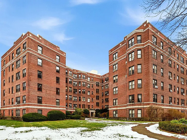 11 Alden Rd #1M — Photo 1