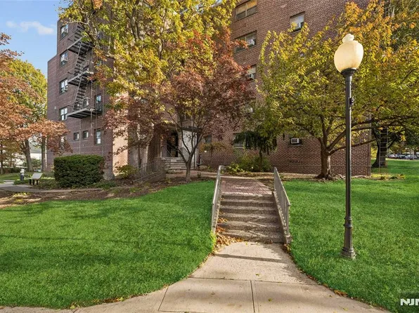 501 Linwood Dr APT 2H, Fort Lee, NJ 07024