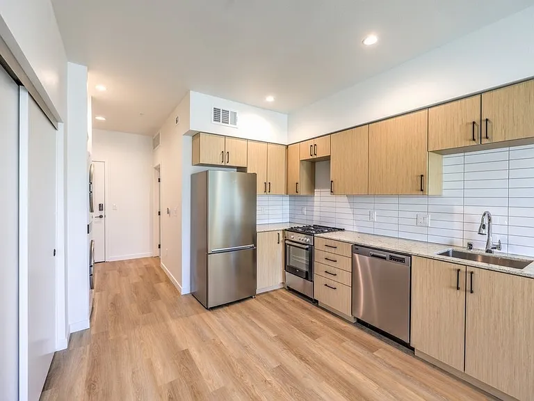 627 S 10th St — Photo 36