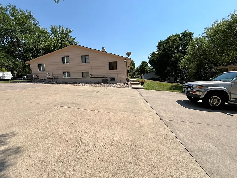 4307 S Locust Dr — Photo 2