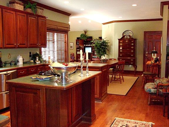 Ktichen / Eating Area