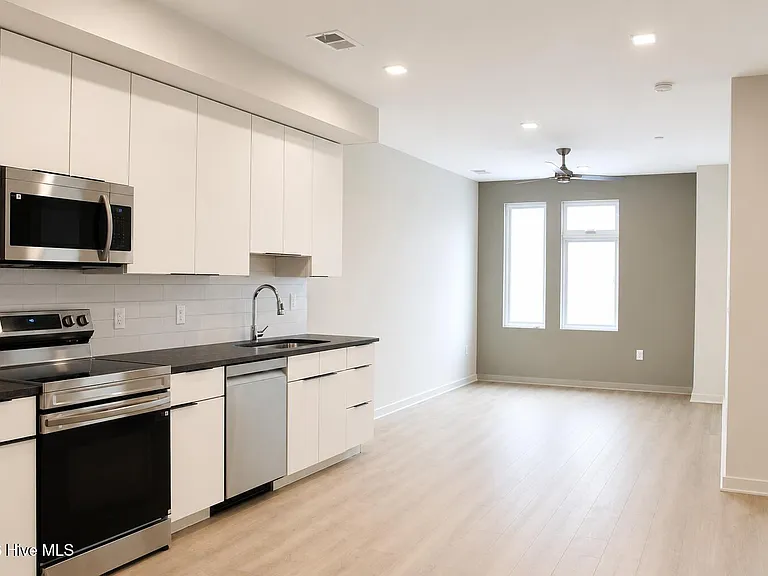 1108 Castle St #C — Photo 3