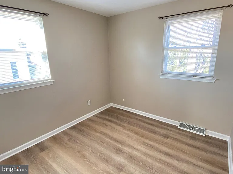 517 Grant Ave — Photo 10